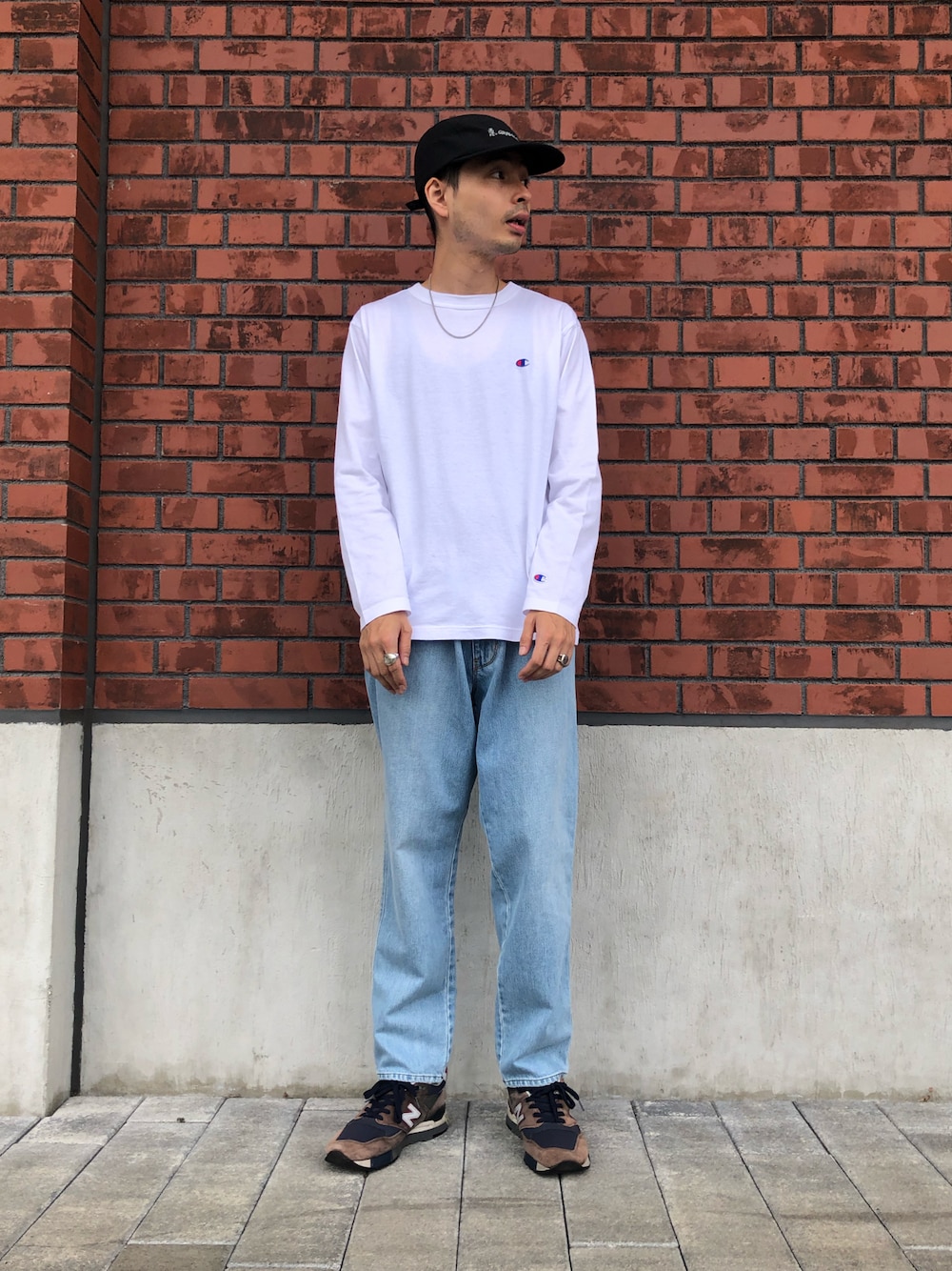 「ロンT、チャンピオン」｜「Championの【Champion/チャンピオン】Long Sleeve T ワンポイント 無地 ロンT/長袖Tシャツ（Tシャツ/カットソー、ホワイト系）」を使った、鈴木　義人さん（メンズ・174cm）の秋コーディネートの1枚目の写真