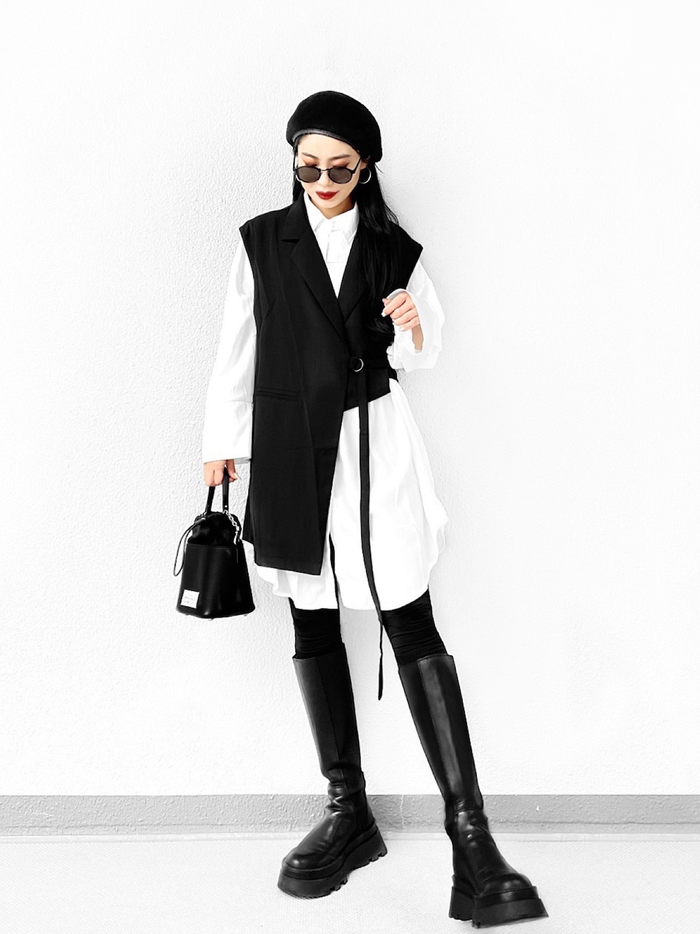 「ベスト、ベスト×シャツ、ベストコーデ、アシンメトリー、デザイン、ベレー帽、モノトーン、モノトーンコーデ、Maison Margiela、ZARA、トラックソールブーツ、ブーツ、ロングブーツ、シャツワンピース、モード」｜「PAGEBOYのパイピングベレー（ハンチング/ベレー帽、ブラック系）」を使った、Aiさん（レディース・163cm）の秋コーディネートの1枚目の写真