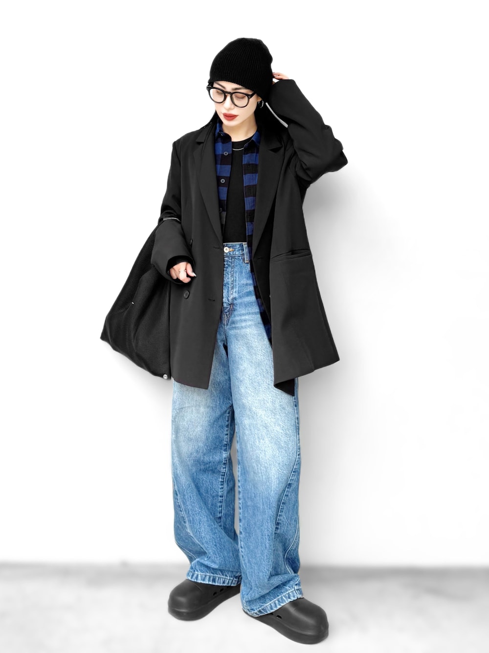 ブルー系のデニムパンツ、ブルー系のシャツ/ブラウス、ブラック系のハンドバッグを着用したレディースの秋コーディネートの1枚目の写真