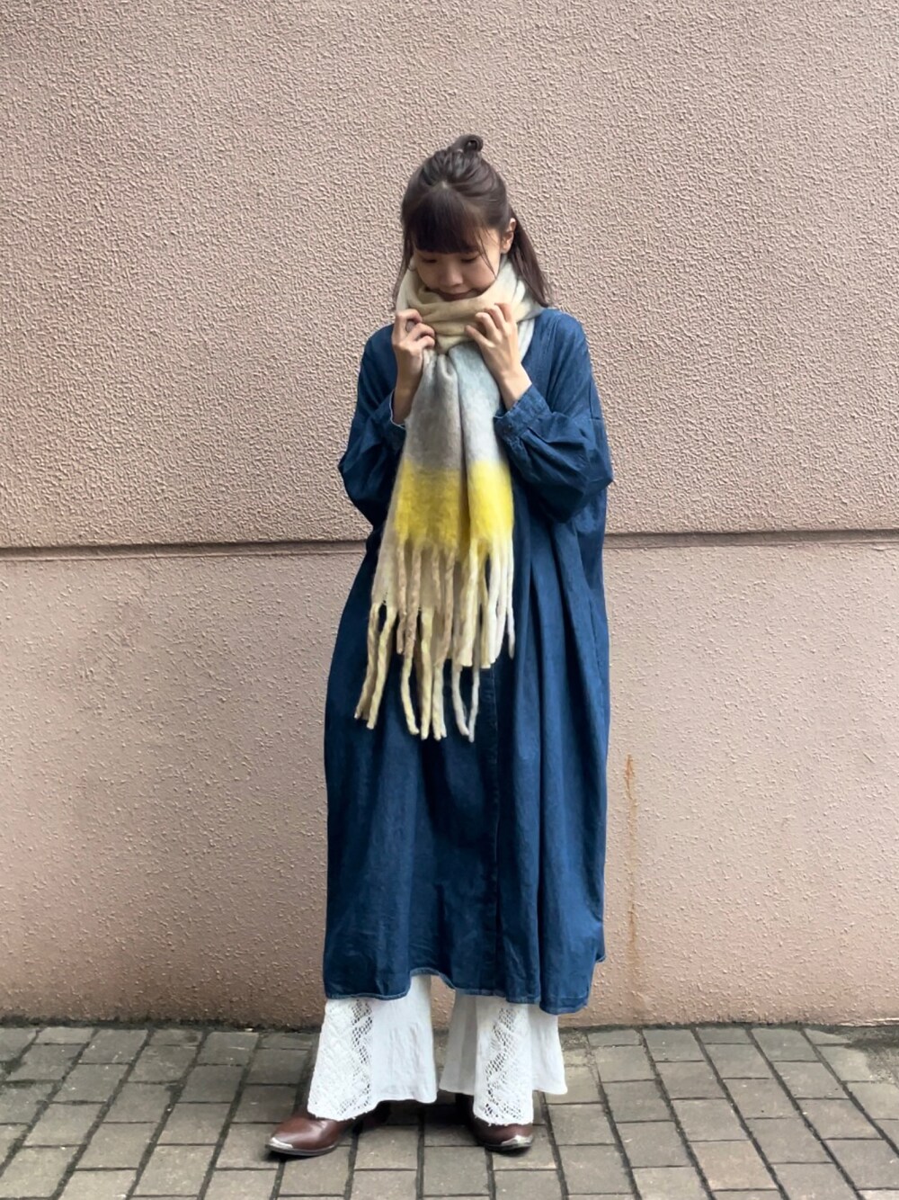 ブルー系のシャツワンピース、ホワイト系のパンツ、その他のその他を着用したレディースの秋コーディネートの1枚目の写真