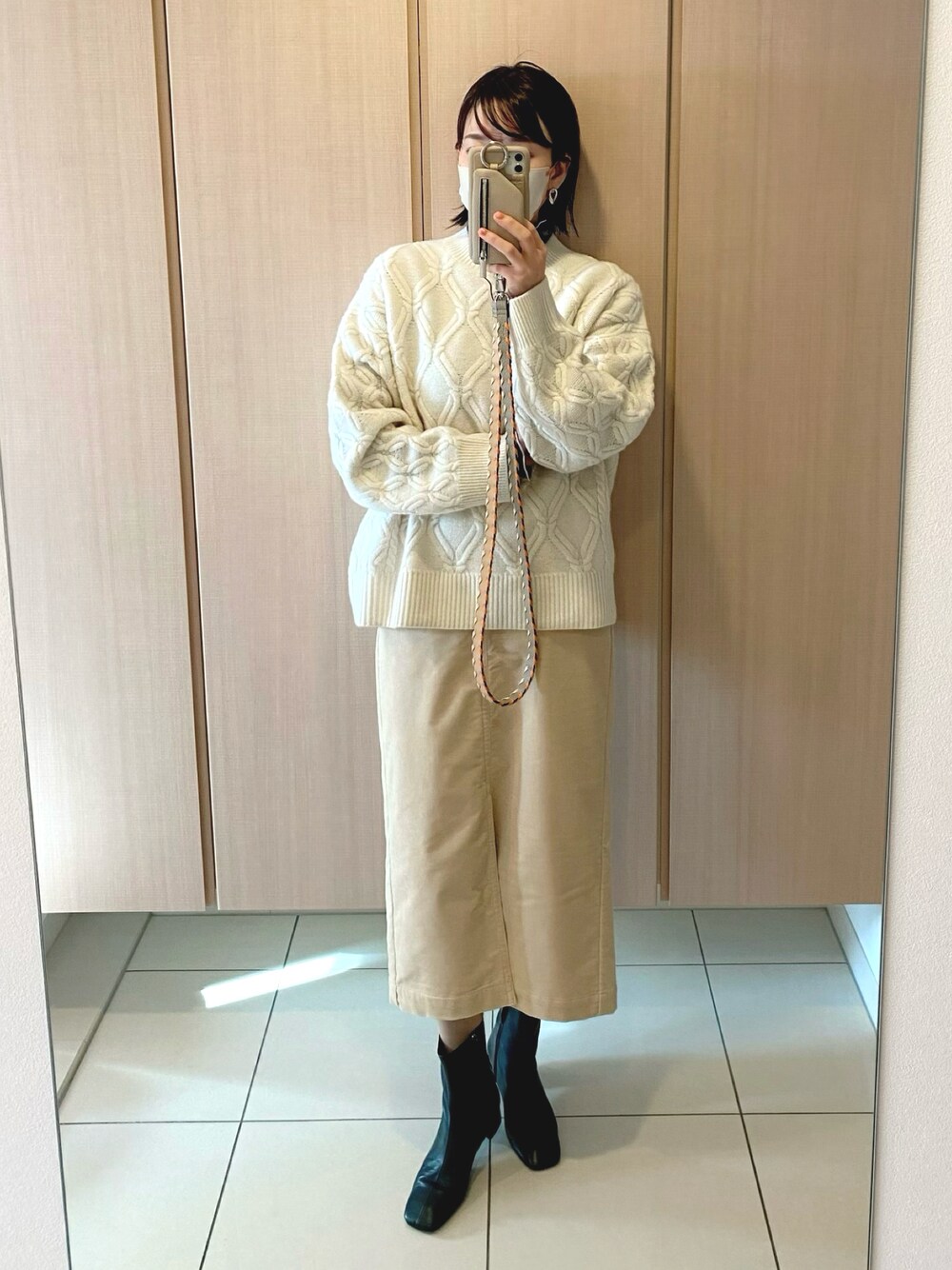 「冬コーデ、白ニット、コーデュロイスカート、タイトスカート、ショートブーツ、ブーツ、シンプルコーデ、オトナカワイイ、きれいめコーディネート、ママコーデ、ママファッション、スカートスタイル、冬のコーデ、オトナカジュアル、私の推しブランド」｜「SHIPSの〈手洗い可能〉5Gウールカシミヤデザインケーブルプルオーバー◆（ニット/セーター、ホワイト系）」を使った、Tu--chanさん（レディース・160cm）の冬コーディネートの1枚目の写真