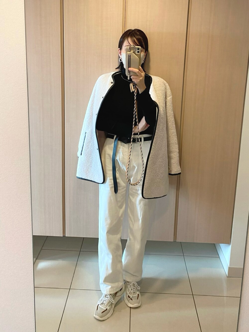 「ユニクロ、リブニット、UNIQLO、ホワイトパンツ、ハイテクスニーカー、date、デイト、ボア、ベルト、ホワイトデニム、大人カジュアル、シンプルコーデ、ママコーデ、ママファッション、パンツスタイル」｜「UNIQLOの3Dメリノリブモックネックセーター（長袖）（ニット/セーター、ブラック系）」を使った、Tu--chanさん（レディース・160cm）の冬コーディネートの1枚目の写真