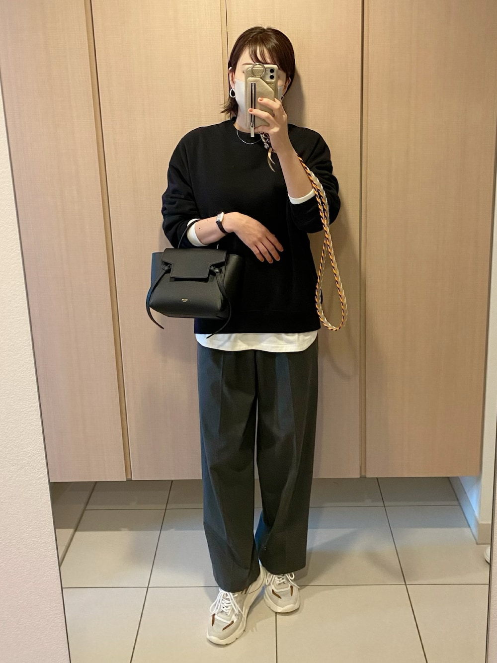 「プチプラ、ユニクロ、UNIQLO、ジーユー、GU、スウェット、ワイドタックパンツ、ハイテクスニーカー、デイト、カジュアル、ママコーデ、ママファッション、シンプル、ラクチンコーデ、パンツスタイル」｜「GUのアイテム（スウェット、ブラック系）」を使った、Tu--chanさん（レディース・160cm）の冬コーディネートの1枚目の写真