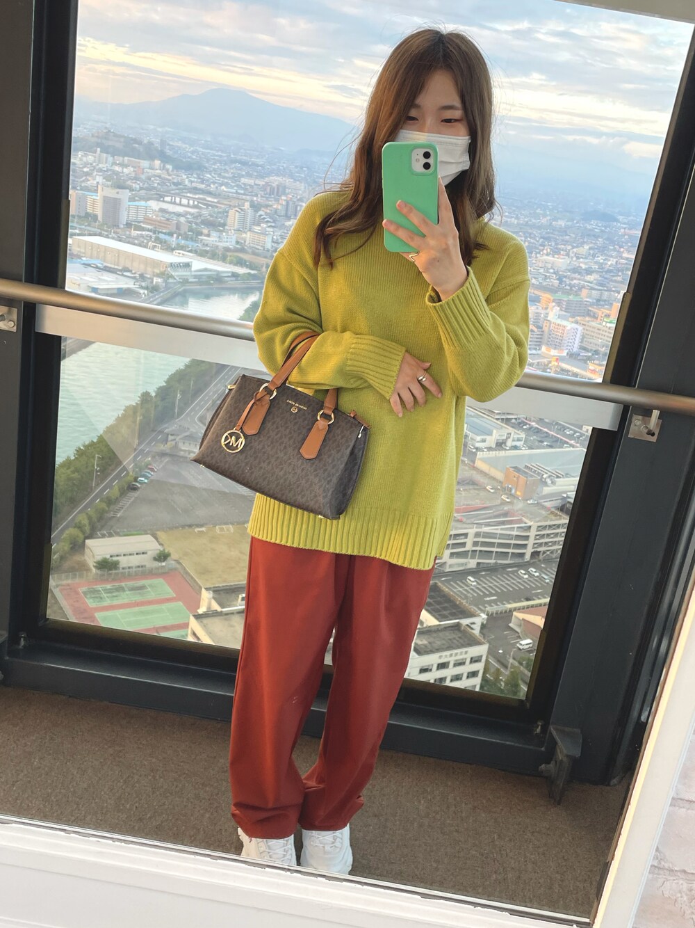 「秋冬コーデ、ハイネックニット、グリーンニット、茶色パンツ、白スニーカー、パンツスタイル、低身長女子、スニーカーコーデ、ニットコーデ、カラーパンツ」｜「LEPSIMの【毛玉になりにくい】5Gタートルケアニット　921138（ニット/セーター、イエロー系）」を使った、mamiさん（レディース・152cm）の秋コーディネートの1枚目の写真