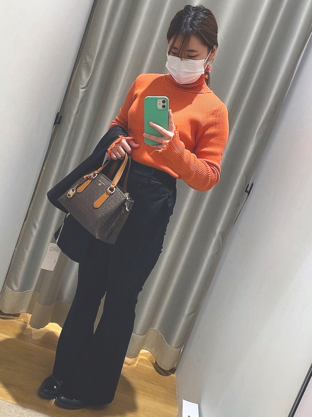 「きれいめカジュアル、フレアパンツ 黒、INGNIコーデ、オレンジニット、低身長女子、プチプラ、ブーツ、タートルネック、指穴」｜「MICHAEL KORSのアイテム（ショルダーバッグ、ブラウン系）」を使った、mamiさん（レディース・152cm）の冬コーディネートの1枚目の写真