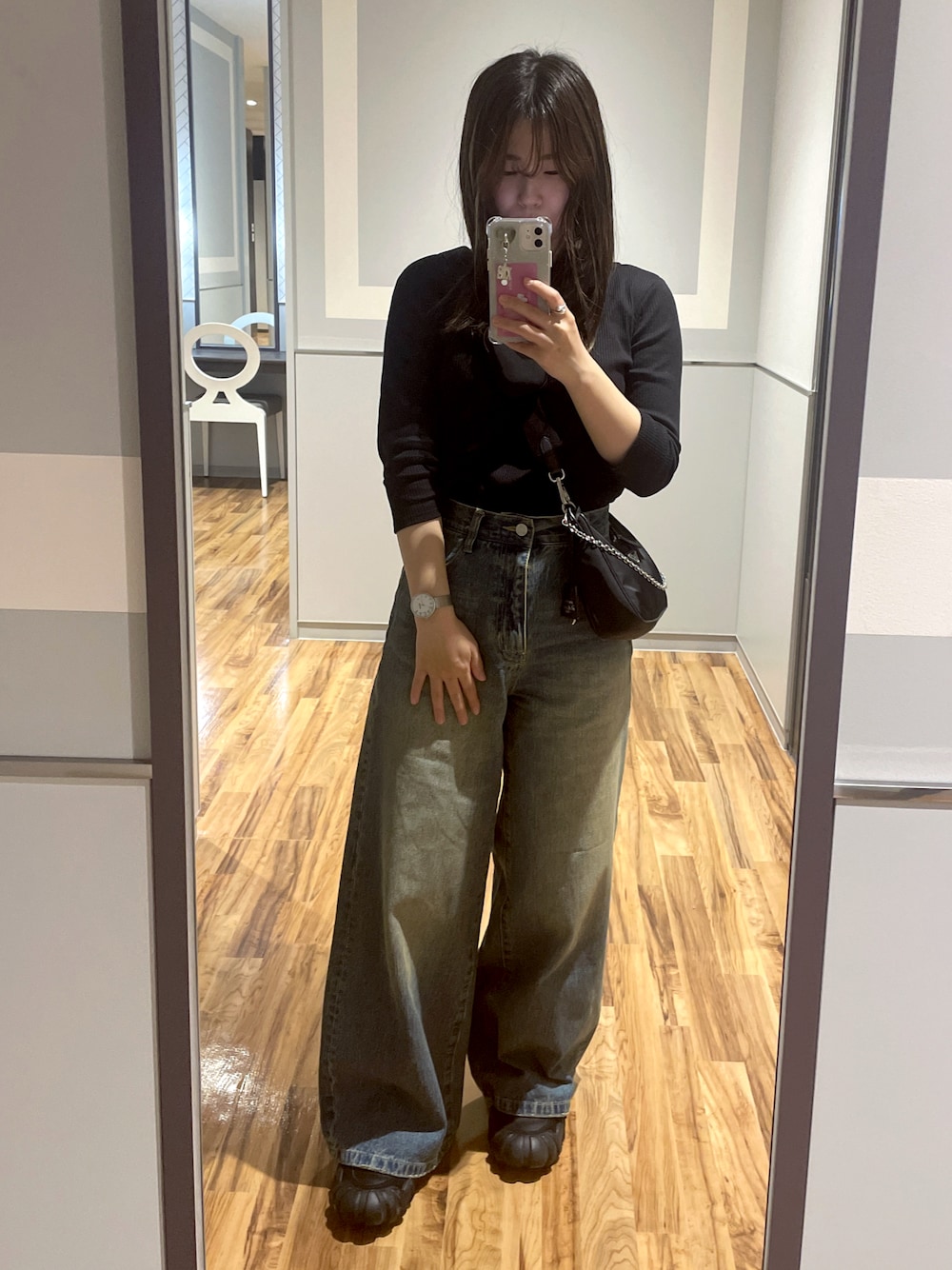 「PAGEBOYのクラシックデニムパンツ（デニムパンツ、ブルー系）」を使った、mamiさん（レディース・152cm）の春コーディネートの1枚目の写真