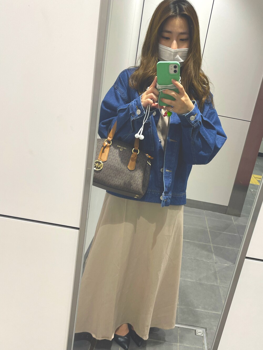 「ワントーンコーデ、休日コーデ、オトナカジュアル、Gジャン、RANDA、クロスサンダル、マイケルコース、春、シンプルコーデ、ボリューム袖、fifthコーデ、jouetie、サンダル、低身長、2WAYﾊﾞｯｸﾞ」｜「fifthのピーチスキンウエストリボンワンピース（ワンピース、ベージュ系）」を使った、mamiさん（レディース・152cm）の春コーディネートの1枚目の写真
