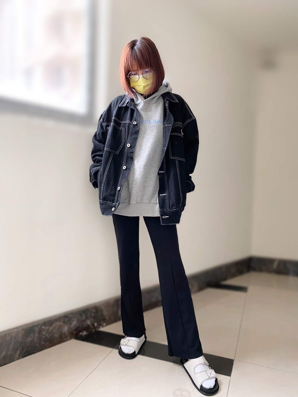 「PAZZO、パーカー、パーカーコーデ、デニムジャケット、フレアパンツ、スリッパ、休日スタイル」｜「PAZZOのアイテム（パンツ、ブラック系）」を使った、Ja̲s̲m̲i̲n̲e̲🐈  さん（レディース・163cm）の冬コーディネートの1枚目の写真