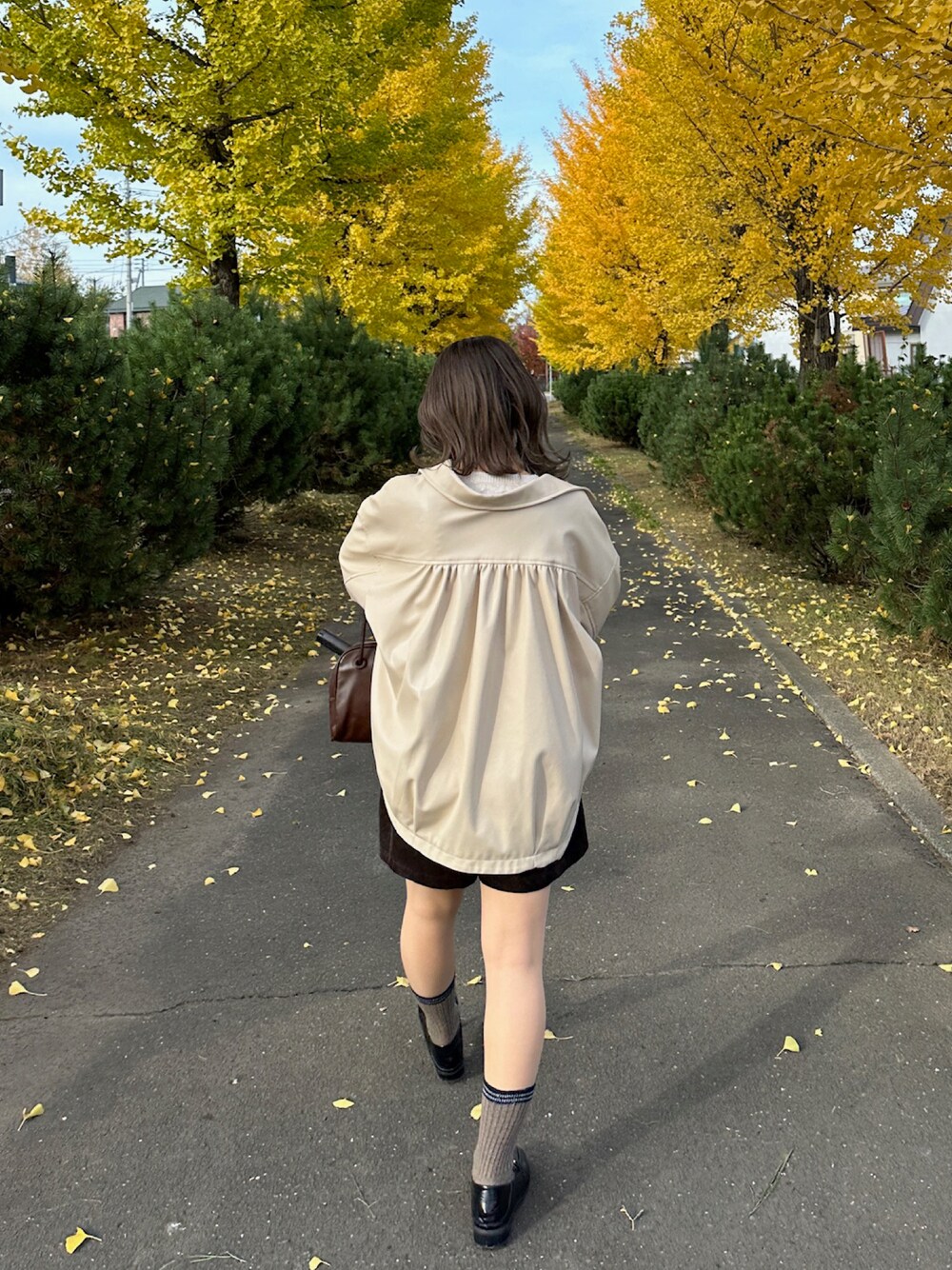「ハーフパンツ、ショートパンツ、淡色コーデ、レザー、レザージャケット、ローファー、プチプラ、秋コーデ、ホワイト、ブラウン、シンプル、ラクチンコーデ」｜「GRLのレザーシャツジャケット（その他アウター、ホワイト系）」を使った、muniさん（骨格ウェーブ・レディース・157cm）の秋コーディネートの1枚目の写真