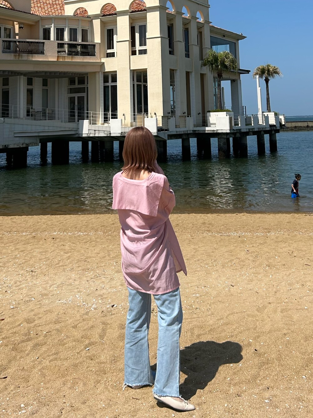 「夏、シンプルコーデ、カラーコーデ、ピンク、デニム、デニムパンツ、シースルー、プチプラ、プチプラコーデ、ootd、Kastane、GRL、お出かけコーデ」｜「GRLのフリンジヘムフレアデニムパンツ（デニムパンツ、ブルー系）」を使った、muniさん（骨格ウェーブ・レディース・157cm）の春コーディネートの1枚目の写真