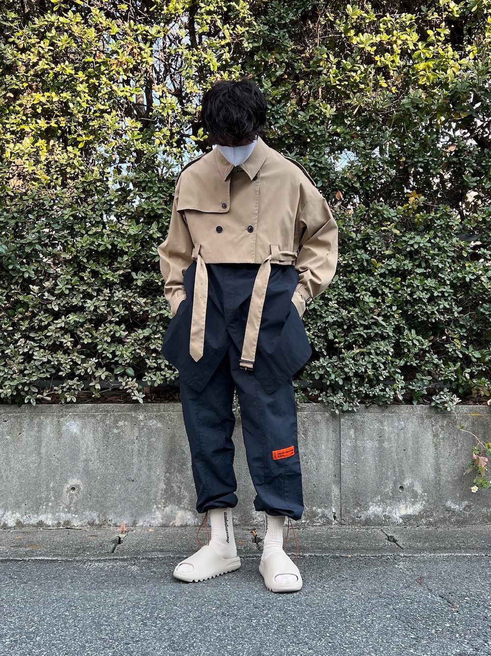 「私の推しブランド、シャツスタイル、yeezy、calabasas、MR.GENTLEMAN、Hyein Seo、ベージュコーデ、ベージュ×ブラック、ショート丈アウター、トレンチコート、きれいめストリート、ストリートMIX、ストリートコーデ、サンダルに靴下、ナイロンパンツ」｜「Yeezyのアイテム（サンダル、ベージュ系）」を使った、natsukiさん（メンズ・187cm）の冬コーディネートの1枚目の写真