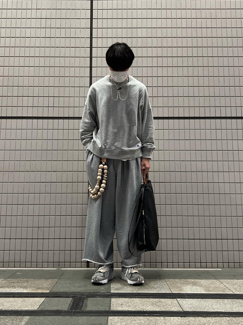 「冬コーデ、カジュアル、メンズファッション、スニーカー、ゆるコーデ、ラフ、スウェットパンツ、グレー、スウェット、sillage、NODZOKU、ouat、オールグレー、ワイドパンツ、レザーバッグ」｜「Nodzokuのアイテム（スニーカー、グレー系）」を使った、natsukiさん（メンズ・187cm）の冬コーディネートの1枚目の写真