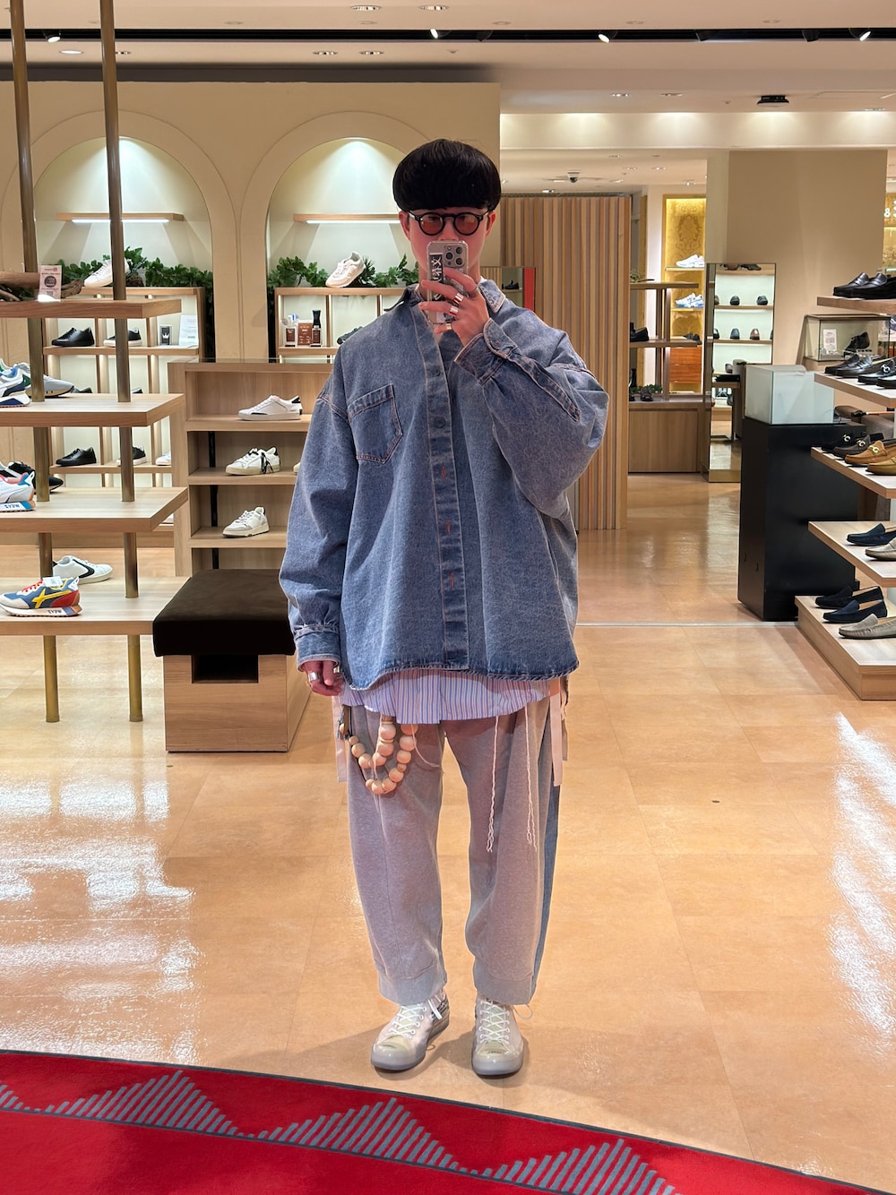 ホワイト系のスニーカー、グレー系のその他パンツ、ブルー系のシャツ/ブラウスを着用したメンズの春コーディネートの1枚目の写真