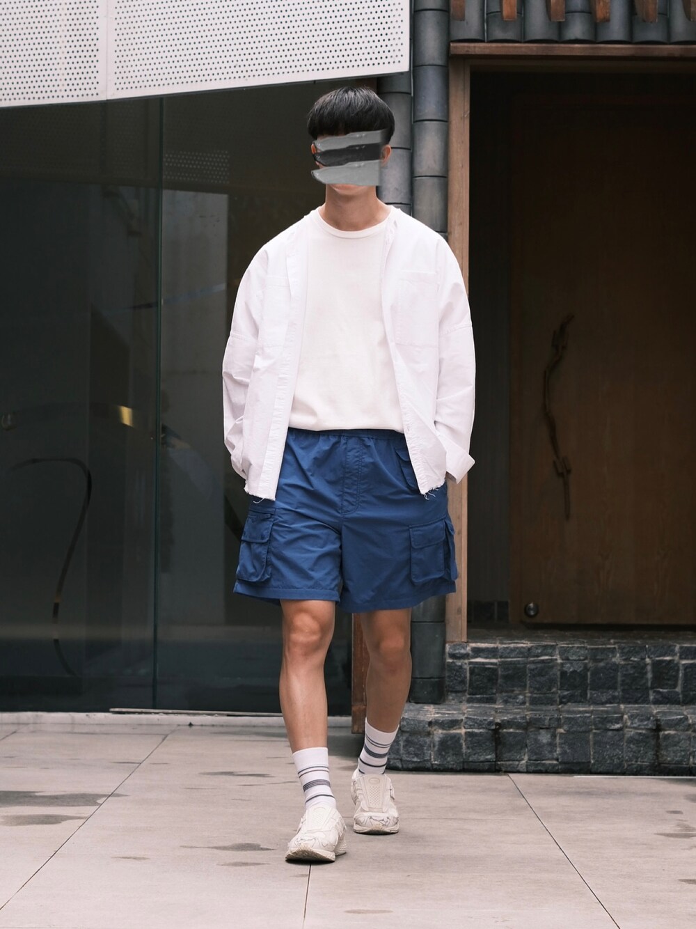 「秋っぽコーデ更新中、秋のコーデ、タックイン、ショーツ、ハーフパンツ、ミュール、ブルーコーデ、ブルー x ホワイト、ブルーパンツ、白シャツ、シャツスタイル、リメイク、DAIWAPIER39、sillage、New Balance」｜「Sillageのアイテム（Tシャツ/カットソー、ホワイト系）」を使った、natsukiさん（メンズ・187cm）の秋コーディネートの1枚目の写真