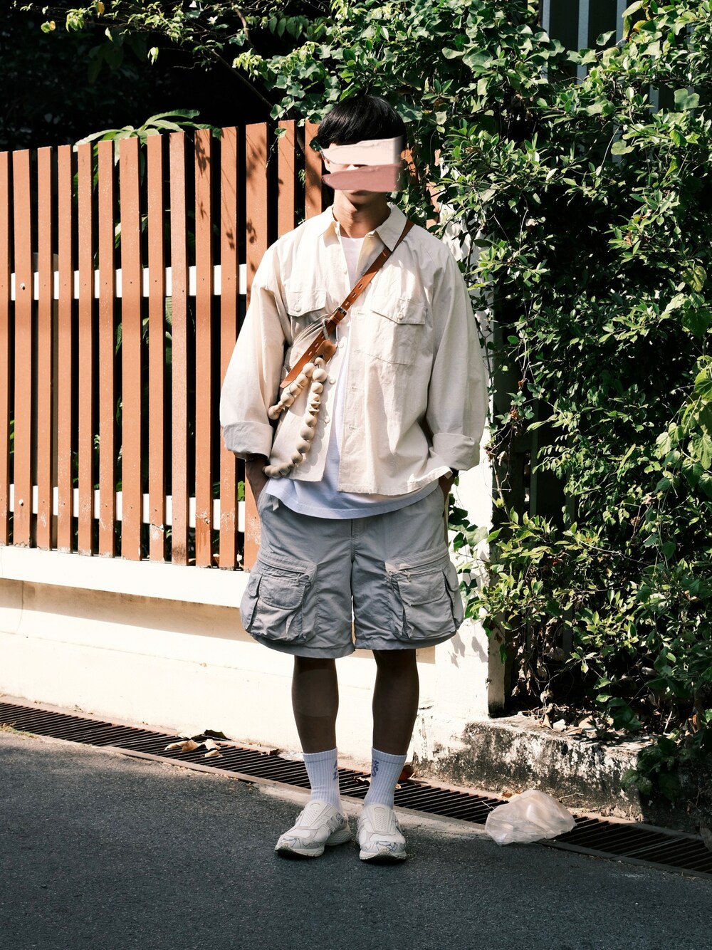 ホワイト系のTシャツ/カットソー、ホワイト系のその他パンツ、ベージュ系のシャツ/ブラウスを着用したメンズの秋コーディネートの1枚目の写真