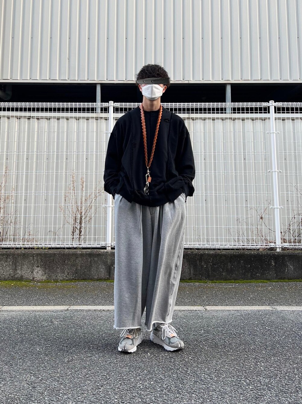 「春服、モノトーン、ブラック、スウェットパンツ、スウェット、stein、sillage、NODZOKU、Hender Scheme、ラフコーデ、New Balance、タビシューズ、ワイドパンツ、オーバーサイズ、メンズコーデ」｜「Nodzokuのアイテム（スニーカー、グレー系）」を使った、natsukiさん（メンズ・187cm）の春コーディネートの1枚目の写真