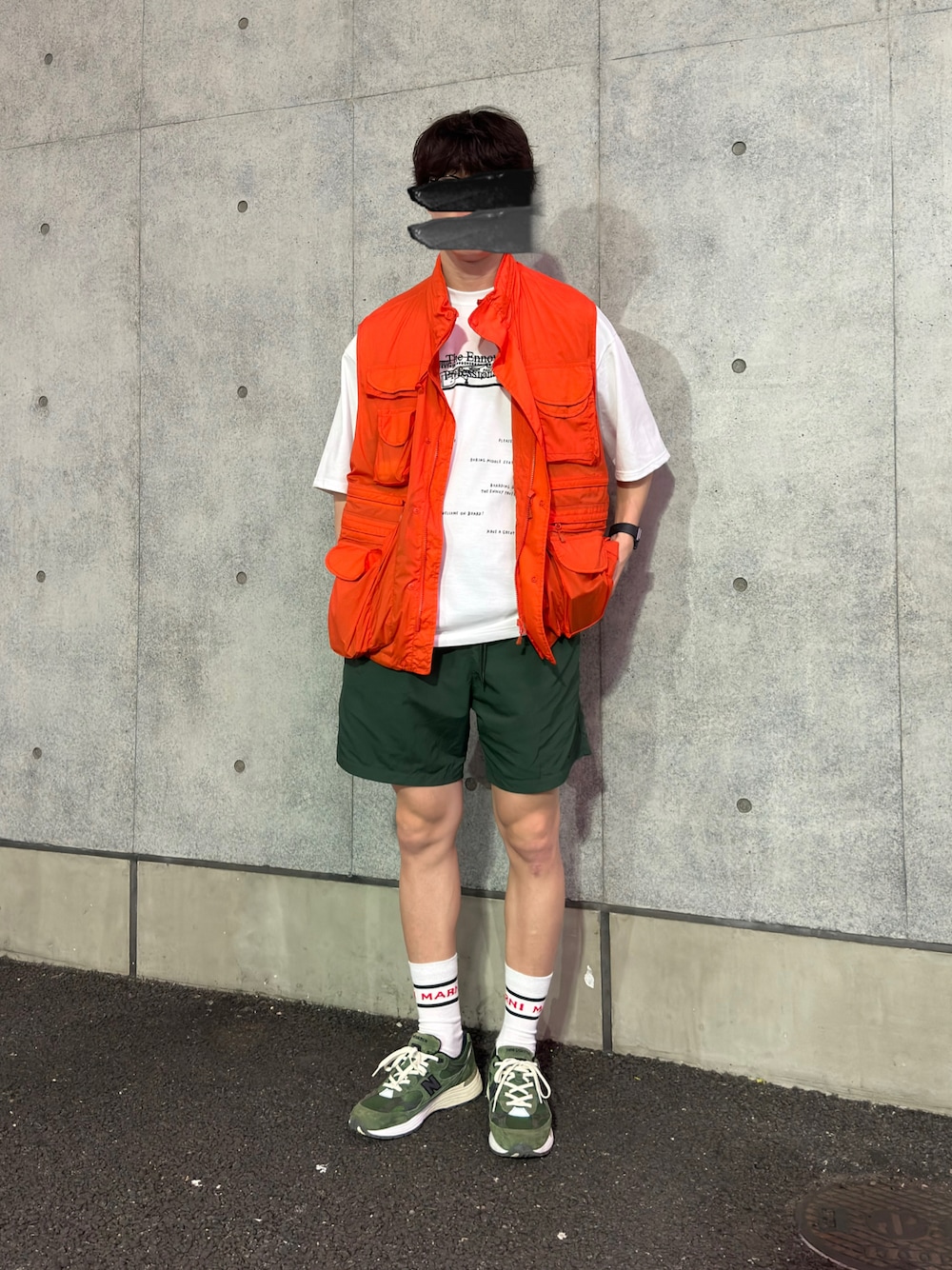 グリーン系のスニーカー、グリーン系のその他パンツ、ホワイト系のTシャツ/カットソーを着用したメンズの秋コーディネートの1枚目の写真