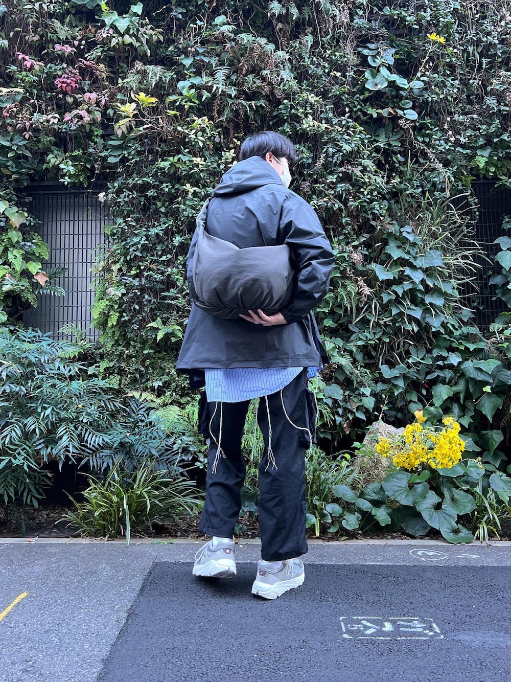 「冬コーデ、メンズファッション、お出かけコーデ、大人カジュアル、レイヤードスタイル、スニーカー、ゴアテックス、GORE-TEX、DAIWAPIER39、sillage、NODZOKU、ouat、ショルダーバッグ、ナイロンジャケット、ストライプシャツ」｜「Nodzokuのアイテム（スニーカー、グレー系）」を使った、natsukiさん（メンズ・187cm）の冬コーディネートの1枚目の写真