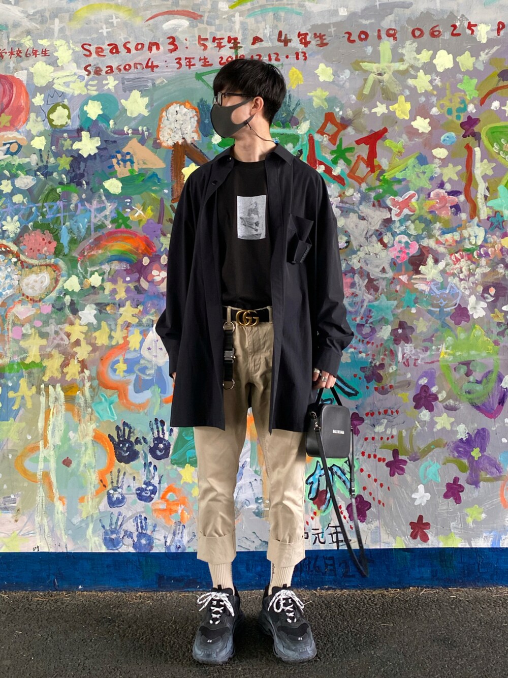 「チノパン、ベージュ、オーバーサイズ、ロールアップ、レザーバッグ、メガネ男子、シャツコーデ、ストリートコーデ、ベージュ×ブラック、秋コーデ、オーバーサイズシャツ、Hyein Seo、GUCCIベルト、triples、秋トレンド2021」｜「BALENCIAGAのBalenciaga Triple S Mesh, Nubuck And Leather Sneakers（スニーカー、ブラック系）」を使った、natsukiさん（メンズ・187cm）の秋コーディネートの1枚目の写真