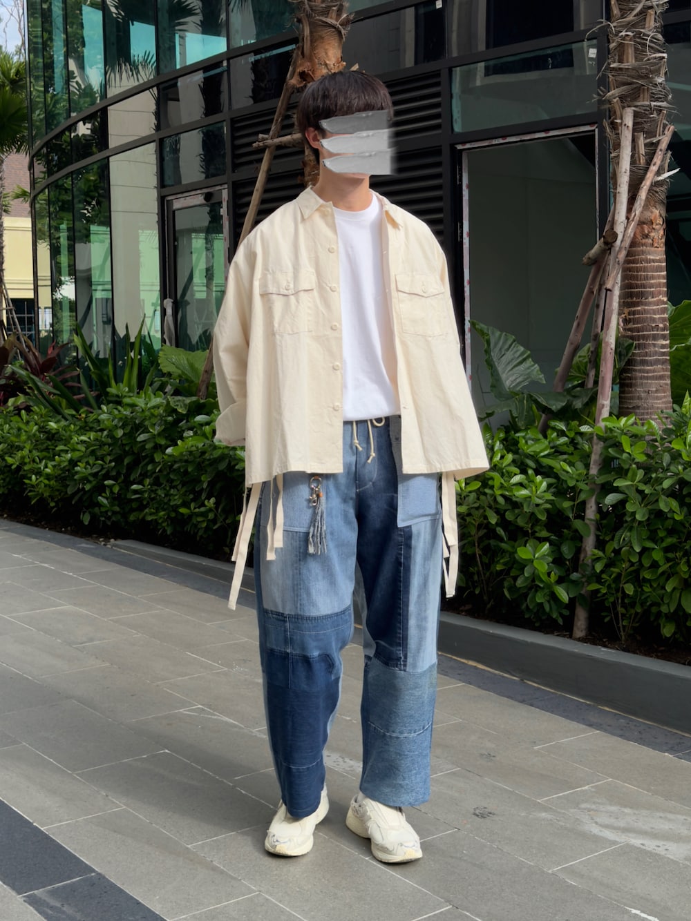 「秋っぽコーデ更新中、デニム、デニムパンツ、パッチワーク、パッチワークデニム、ミュール、シャツスタイル、白シャツ、sillage、NODZOKU、masterkey、New Balance、ホワイト×ブルー、カジュアルコーデ、秋のコーデ」｜「MINNANOのアイテム（Tシャツ/カットソー、ホワイト系）」を使った、natsukiさん（メンズ・187cm）の秋コーディネートの1枚目の写真