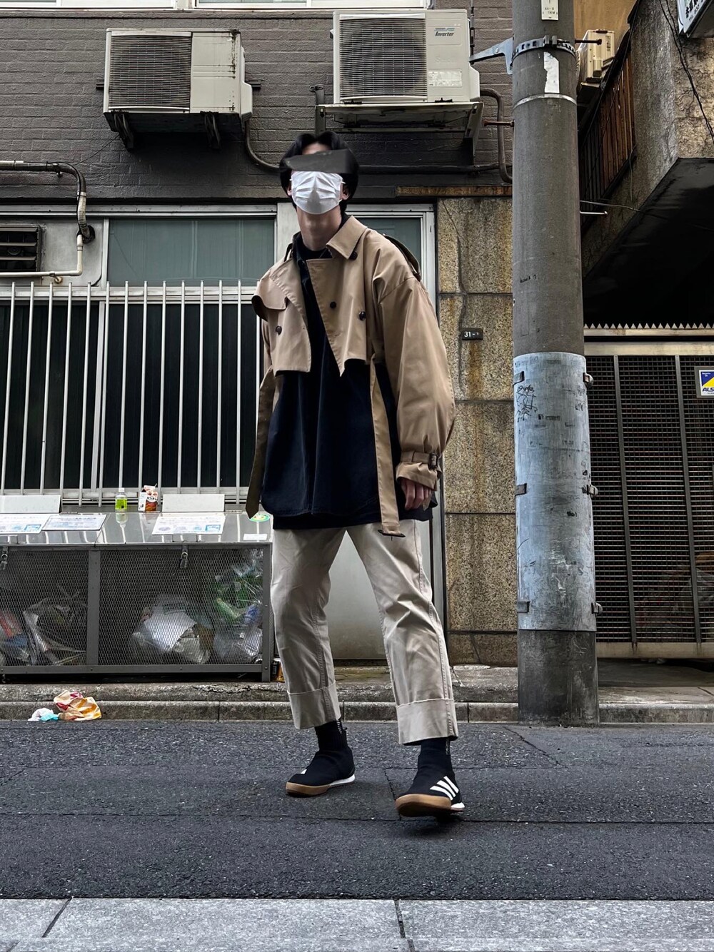 「春コーデ、春服みてみて、おしゃれさんと繋がりたい、きれいめカジュアル、ストリートコーデ、はじめましてコーデ、ベージュコーデ、ベージュ×ブラック、ブラック×ベージュ、チノパン、ショート丈、MR.GENTLEMAN、gosharubchinskiy、レイヤードスタイル、レイヤード」｜「Gosha RubchinskiyのGosha Rubchinskiy - ACE 16+ Super スニーカー - men - ポリエステル/rubber/cotton - 9（スニーカー、ブラック系）」を使った、natsukiさん（メンズ・187cm）の春コーディネートの1枚目の写真