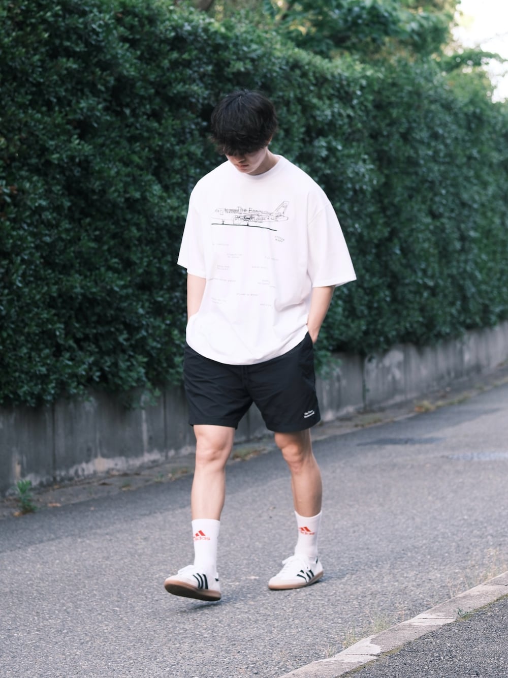 「秋っぽコーデ更新中、モノクロ、モノトーン、Tシャツ、サンバ、スタイリスト私物、ennoy、gosharubchinskiy、samba、ハーフパンツ、ショーツ、夏コーデ、シンプルコーデ、カジュアルコーデ、スニーカーコーデ」｜「ENNOYのアイテム（Tシャツ/カットソー、ホワイト系）」を使った、natsukiさん（メンズ・187cm）の秋コーディネートの1枚目の写真