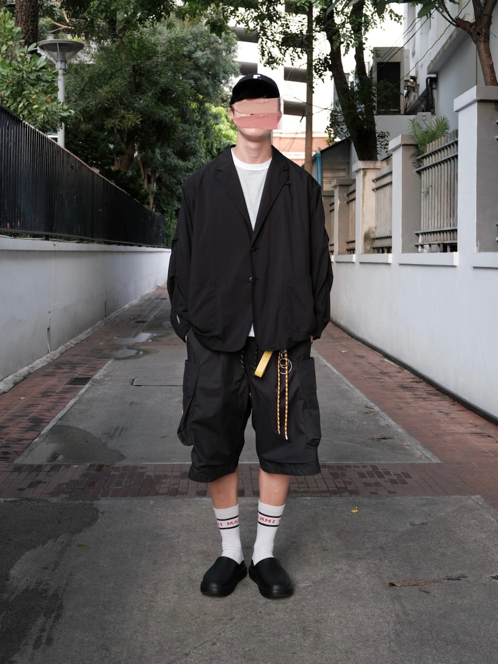 ブラック系のその他アウター、ホワイト系のTシャツ/カットソー、ブラック系のパンツを着用したメンズの秋コーディネートの1枚目の写真