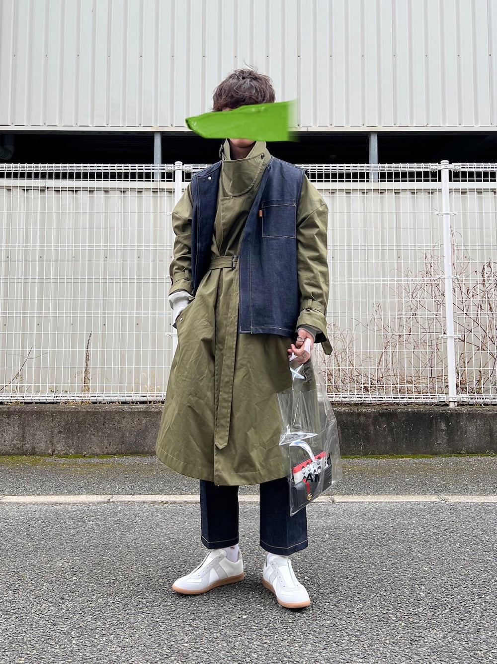 「春服みてみて、デニムパンツ、ミリタリー、ミリタリーコーデ、デニムベスト、デニムスラックス、ジャーマントレーナー、レイヤードスタイル、クリアバッグ、PVC、RYOTAKASHIMA、ennoy、カーキアウター、ベスト、ロングコート」｜「Maison Margielaの＜MAISON MARGIELA（メゾン マルジェラ）＞ REPLICA LOW■■■（スニーカー、ホワイト系）」を使った、natsukiさん（メンズ・187cm）の春コーディネートの1枚目の写真