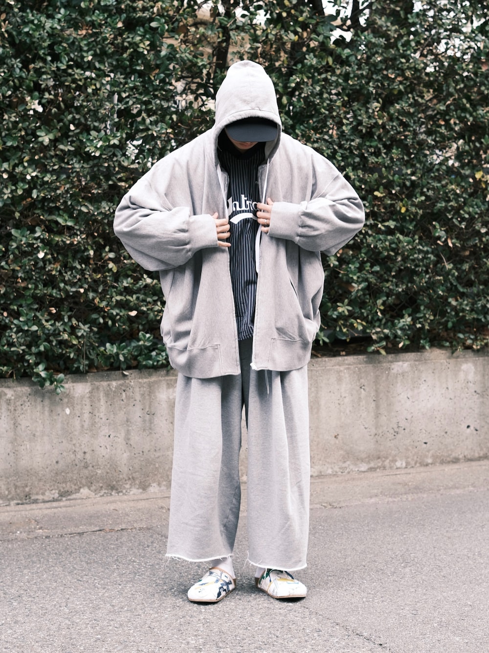 「春めき満開コーデ、春服コーデ、休日スタイル、キャップ、グレー、グレーコーデ、パーカー、スウェット、スウェットパンツ、スウェットコーデ、HED MAYNER、UNTRACE、sillage、petersonstoop、ワイドパンツ」｜「Peterson Stoopのアイテム（サンダル、その他）」を使った、natsukiさん（メンズ・187cm）の春コーディネートの1枚目の写真