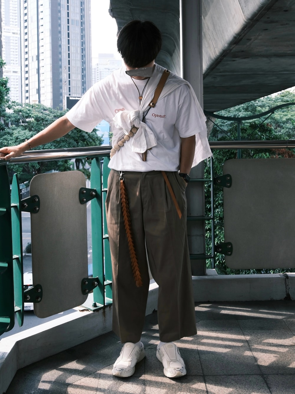 ホワイト系のTシャツ/カットソー、ホワイト系のシャツ/ブラウス、ベージュ系のチノパンツを着用したメンズの夏コーディネートの1枚目の写真