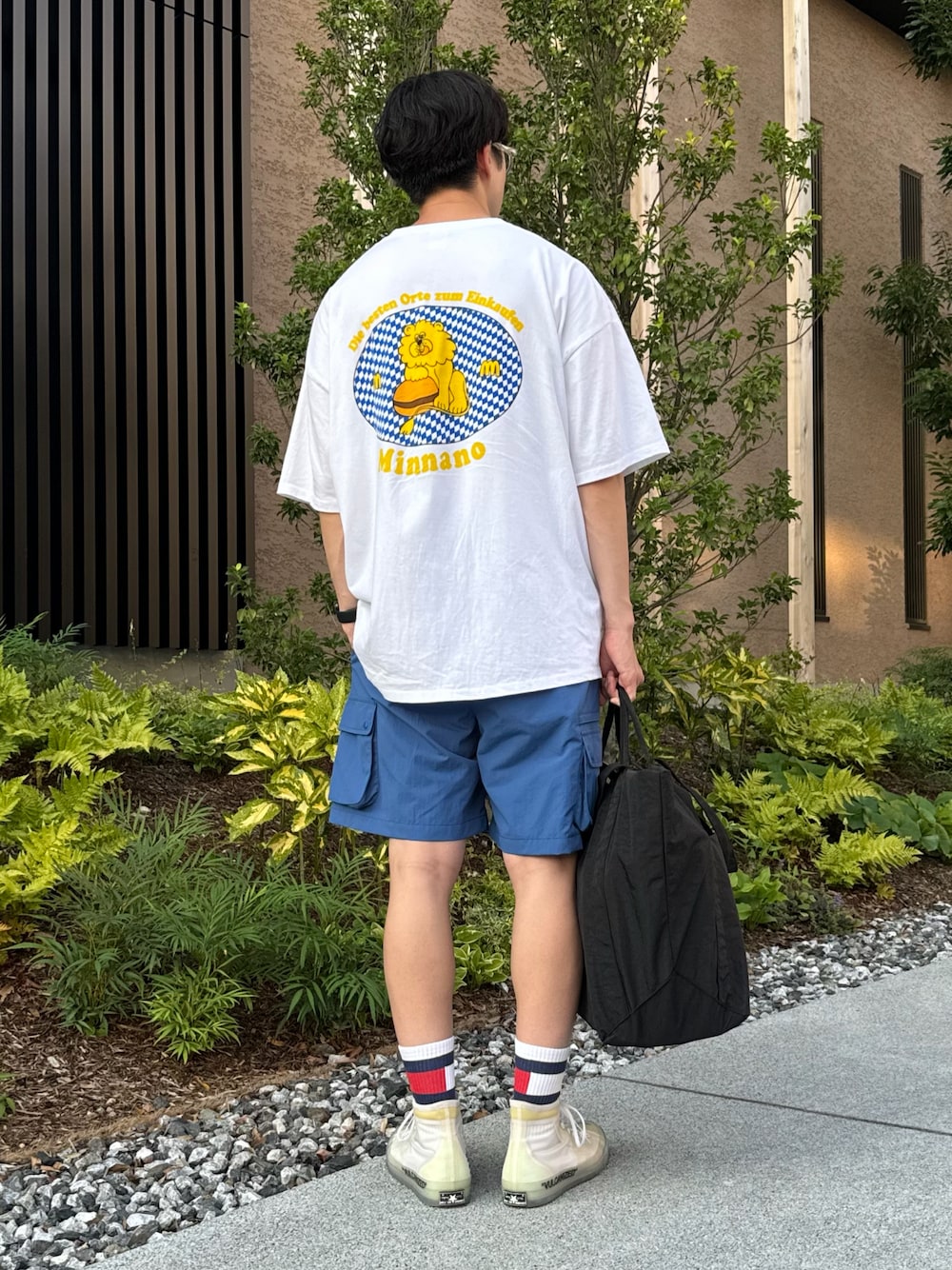 ブルー系のその他パンツ、ホワイト系のTシャツ/カットソー、ホワイト系のスニーカーを着用したメンズの夏コーディネートの1枚目の写真