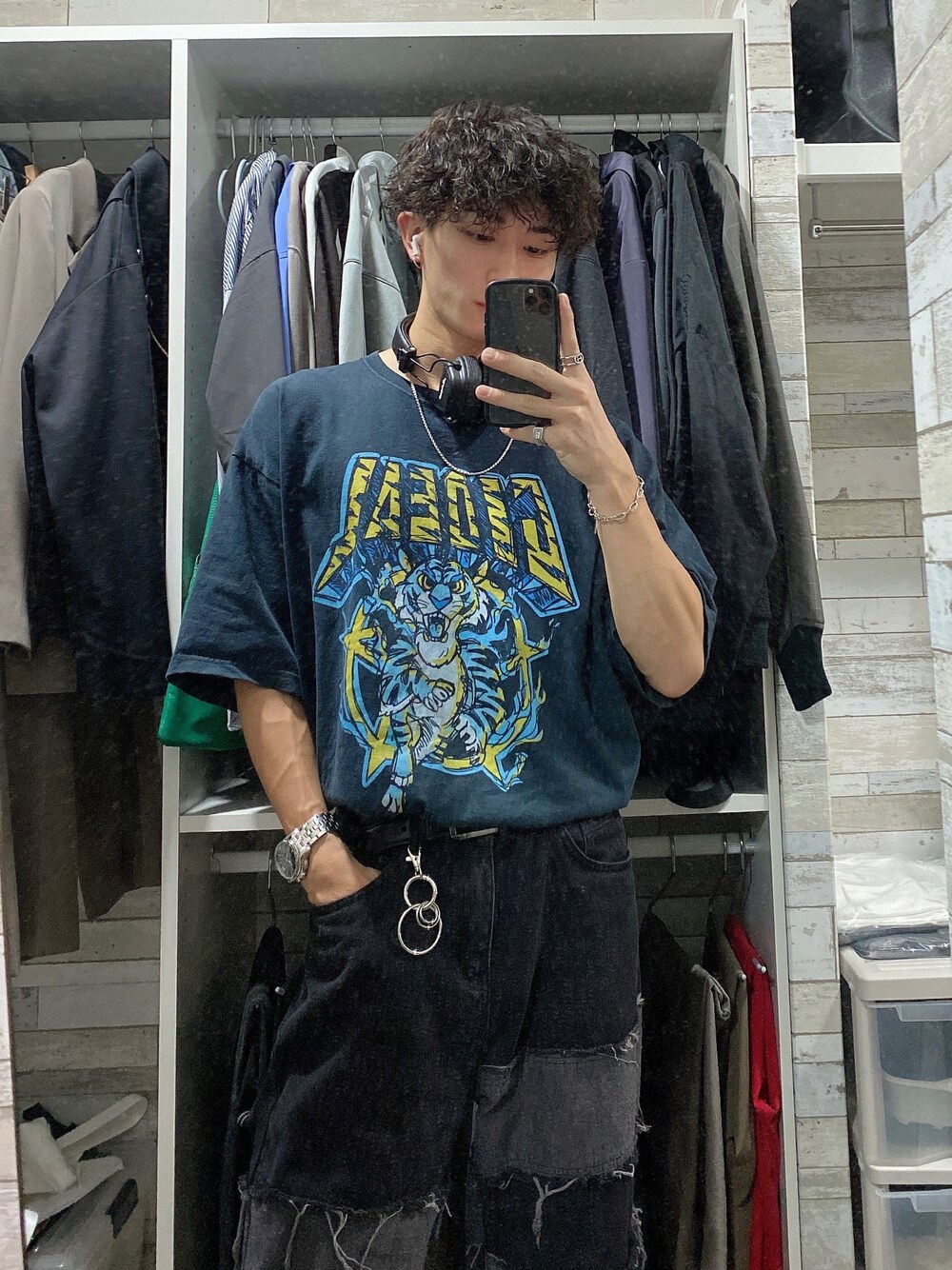 「秋服準備はじめました、休日スタイル、ヘッドホン、秋🍁コーデ、おしゃれさんと繋がりたい、古着MIX、ストリートコーデ、デニムパンツ、お出かけコーデ、シルバーアクセサリー、いいね、save、フォローお願いします🤑」｜「gidealのアイテム（Tシャツ/カットソー、ブラック系）」を使った、ゆすけさん（メンズ・177cm）の秋コーディネートの1枚目の写真