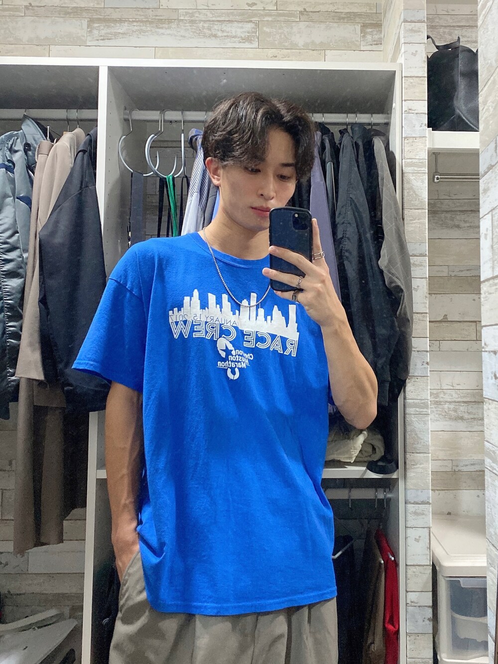 「おしゃれさんと繋がりたい、大人カジュアル、ワイドパンツ、バルーンパンツ、カーゴパンツ、ootd、古着コーデ、ミリタリーパンツ、古着」｜「古着のアイテム（Tシャツ/カットソー、ブルー系）」を使った、ゆすけさん（メンズ・177cm）の秋コーディネートの1枚目の写真