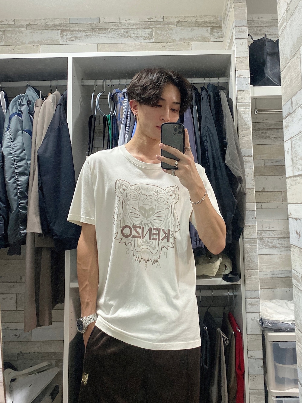 「オトナカジュアル、おしゃれさんと繋がりたい、メンズコーデ、トラックパンツ、カジュアル、ストリートコーデ、KENZO、ゆるコーデ」｜「KENZOのPerm Classic Tiger Tee M（Tシャツ/カットソー、ホワイト系）」を使った、ゆすけさん（メンズ・177cm）の秋コーディネートの1枚目の写真