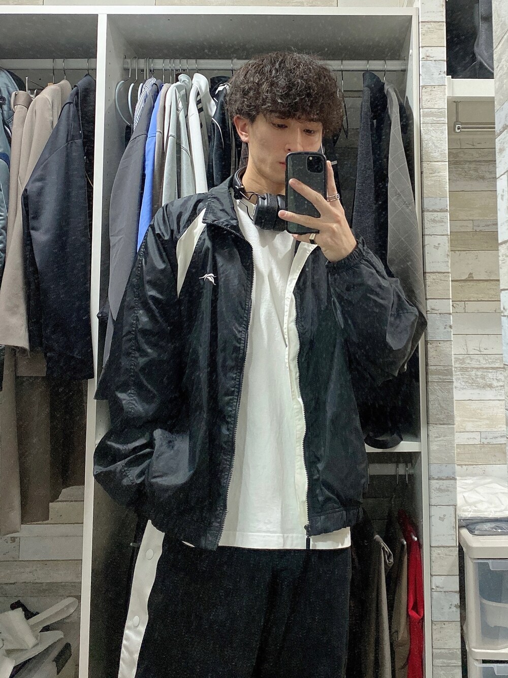 「シンプルスタイル、オトナカジュアル、モノトーン、秋コーデ、ヘッドホン、メンズコーデ、服好きな人と繋がりたい、韓国ファッション、韓国ストリート、いいね、save、フォローお願いします🤑」｜「Reebokのアイテム（ブルゾン、ブラック系）」を使った、ゆすけさん（メンズ・177cm）の秋コーディネートの1枚目の写真