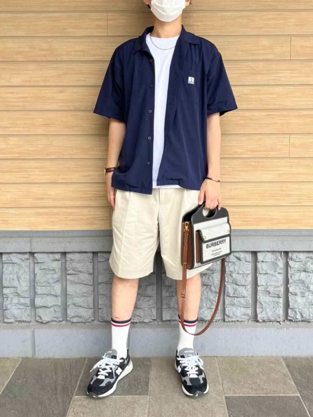 「ハーフパンツ、夏コーデ、夏セールで買いました、ニューバランス、992、シンプルコーデ、カラーパンツ、ミニバッグ、Coming soon…、きれいめカジュアル」｜「417 EDIFICEの【allery / アレリ―】スリムツイルショーツ（チノパンツ、ホワイト系）」を使った、もかすけさん（メンズ・176cm）の夏コーディネートの1枚目の写真