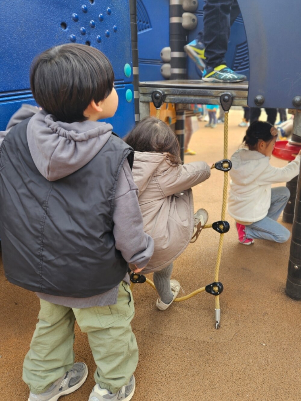「カジュアル、韓国子供服、4歳、今日のコーデ」｜「CIAOPANIC TYPYの【KIDS】リップストップカーゴスノーパンツ（カーゴパンツ、グリーン系）」を使った、ひなひまさん（キッズ・100cm）の冬コーディネートの1枚目の写真