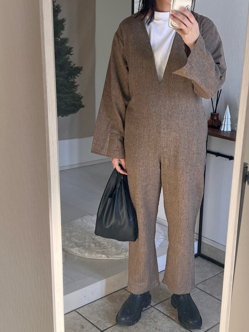「select MOCA by sonの2022 AW キーネックロンパース（つなぎ/オールインワン、ブラウン系）」を使った、Rさん（レディース・160cm）の冬コーディネートの1枚目の写真