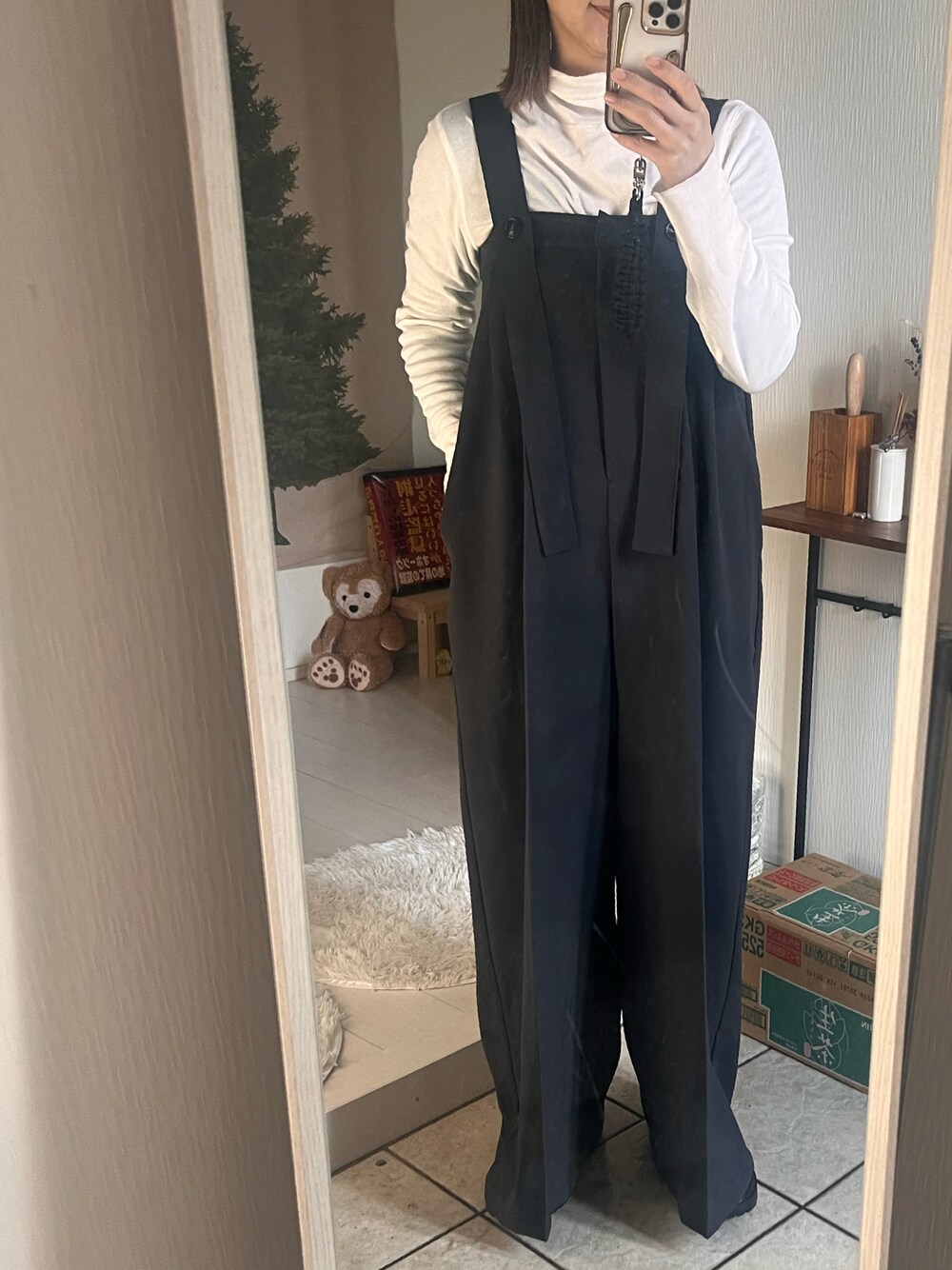 「Lavish Gateのアイテム（オールインワン・サロペット、グレー系）」を使った、Rさん（レディース・160cm）の冬コーディネートの1枚目の写真