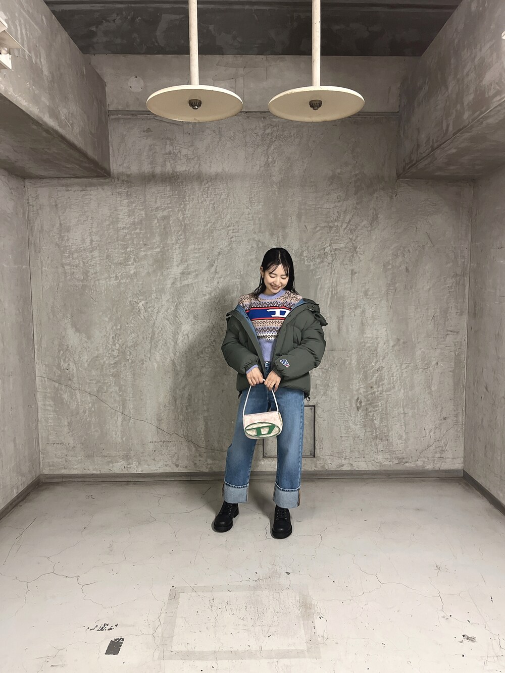 「12月、カジュアル、冬コーデ、大人カジュアル、クリスマスコーデ、着回しコーデ、大人女子、大人かわいい、キレイめ、リラックススタイル、ディーゼル、Diesel、休日スタイル」｜「DIESELのレディース ニット セーター トップス ショート丈（ニット/セーター、ホワイト系）」を使った、manateeさん（レディース・158cm）の冬コーディネートの1枚目の写真