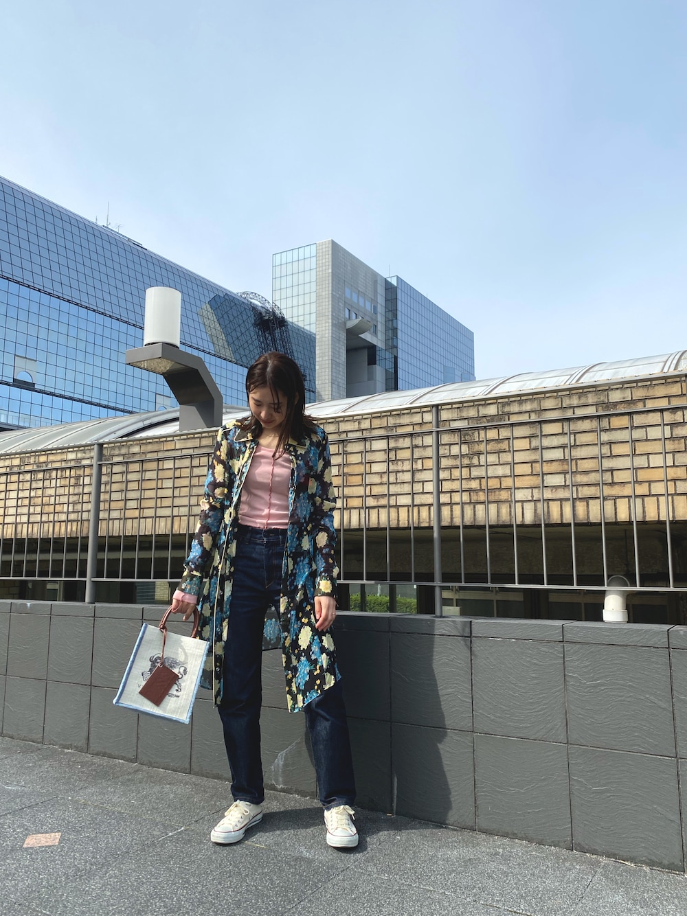 「春コーデ、オトナカジュアル、シンプル、オトナカワイイ、淡色コーデ、春夏コーデ、カラーコーデ、3月、ootd、Diesel、ディーゼル」｜「DIESELのレディース ドレス 花柄 シフォン シャツワンピース 長袖（シャツワンピース、ブラック系）」を使った、manateeさん（レディース・158cm）の春コーディネートの1枚目の写真