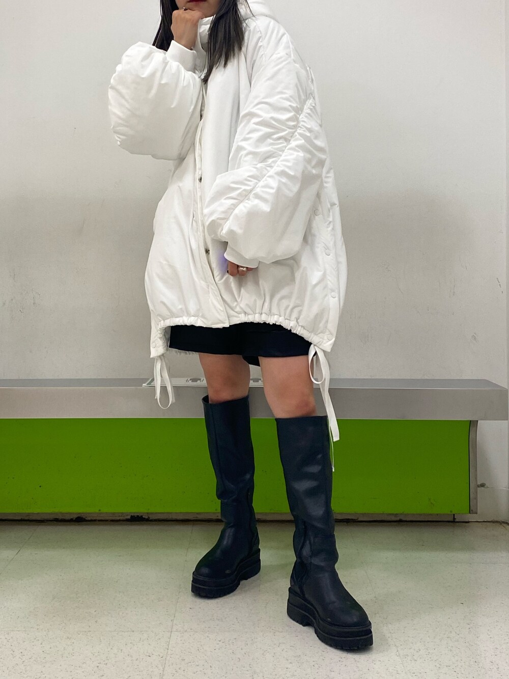 「JEANASiS、ジーナシス、ロングブーツ、ハーフパンツ、ショートパンツ、チュニック、アウター、モンスターパーカー、白、ホワイト」｜「JEANASISのモンスターパーカーコート/954138（ブルゾン、ホワイト系）」を使った、ミサ(JEANASiS)さん（レディース・155cm）の冬コーディネートの1枚目の写真