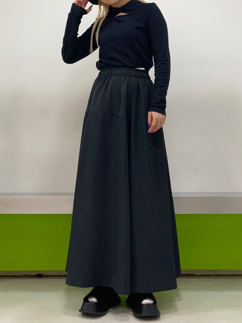 「JEANASiS、ジーナシス、春コーデ、春服、オールブラック、サーキュラースカート、マキシスカート」｜「JEANASISのサーキュラーマキシスカート/269134（スカート、ブラック系）」を使った、ミサ(JEANASiS)さん（レディース・155cm）の春コーディネートの1枚目の写真