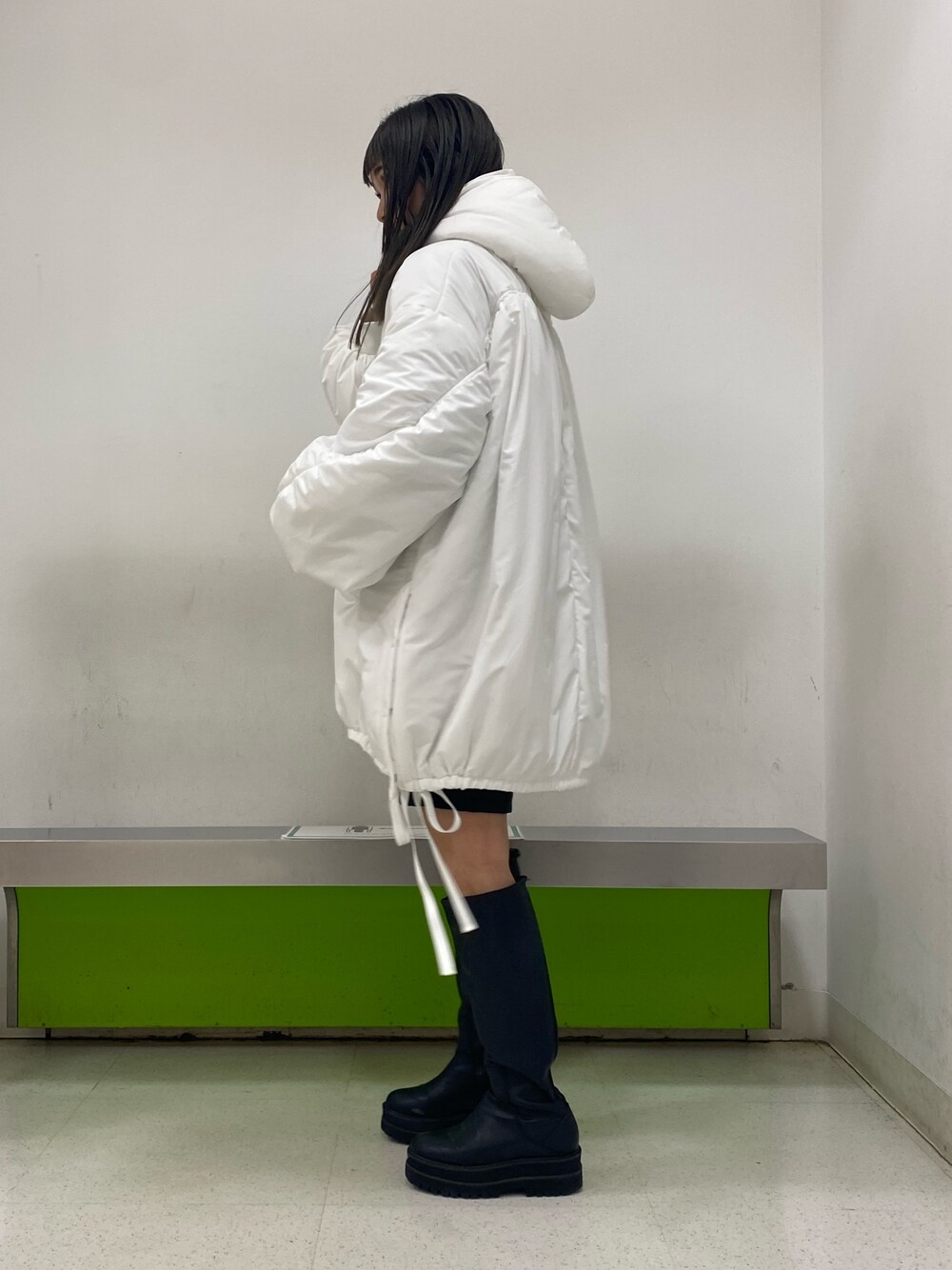 「JEANASiS、ジーナシス、ロングブーツ、ハーフパンツ、ショートパンツ、チュニック、アウター、モンスターパーカー、白、ホワイト」｜「JEANASISのモンスターパーカーコート/954138（ブルゾン、ホワイト系）」を使った、ミサ(JEANASiS)さん（レディース・155cm）の冬コーディネートの2枚目の写真