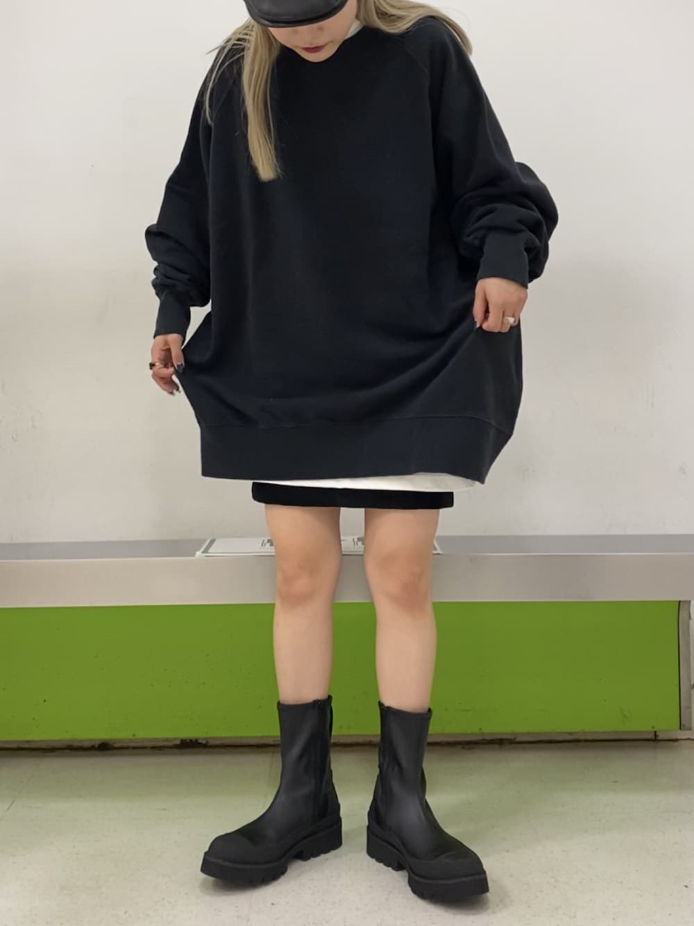 「だから秋服が好き、JEANASiS、ジーナシス、サスティナブル、オーバーサイズ、低身長、スウェット、ストレッチブーツ、秋コーデ、モノトーン、レイヤードスタイル、シンプルコーデ、ブラック」｜「JEANASISのサスティナブルヴィンテージウラケBIGプルオーバー/239740（スウェット、ブラック系）」を使った、ミサ(JEANASiS)さん（レディース・155cm）の秋コーディネートの1枚目の写真