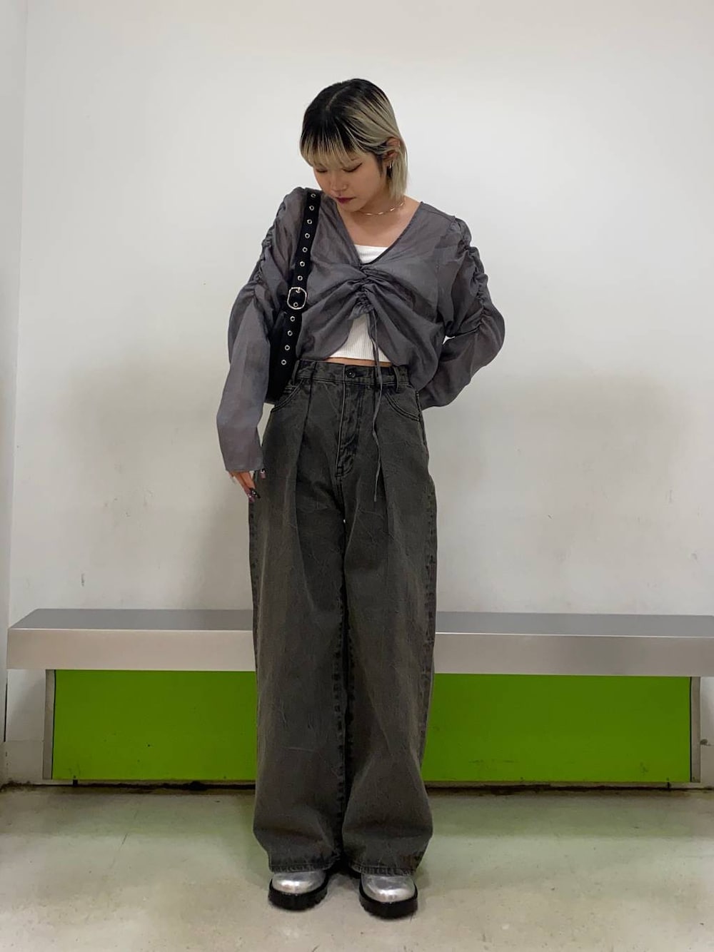 「ワントーン、低身長、JEANASIS」｜「JEANASISのフェイクレザーZIPムーンBAG/106926（ショルダーバッグ、ブラック系）」を使った、ミサ(JEANASiS)さん（レディース・155cm）の春コーディネートの1枚目の写真