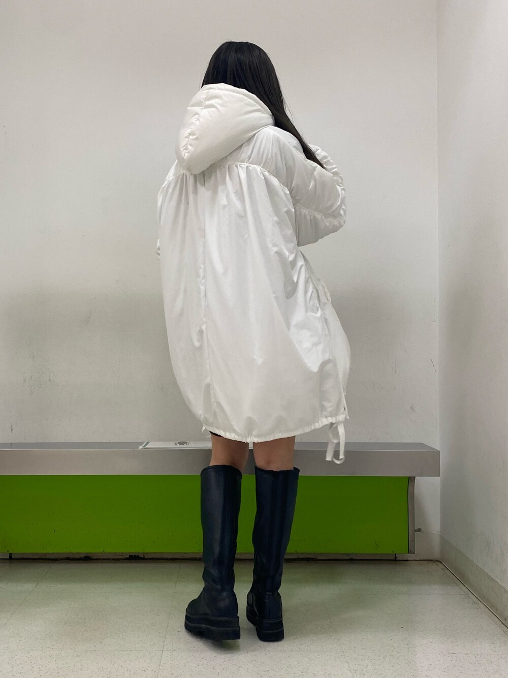 「JEANASiS、ジーナシス、ロングブーツ、ハーフパンツ、ショートパンツ、チュニック、アウター、モンスターパーカー、白、ホワイト」｜「JEANASISのモンスターパーカーコート/954138（ブルゾン、ホワイト系）」を使った、ミサ(JEANASiS)さん（レディース・155cm）の冬コーディネートの3枚目の写真