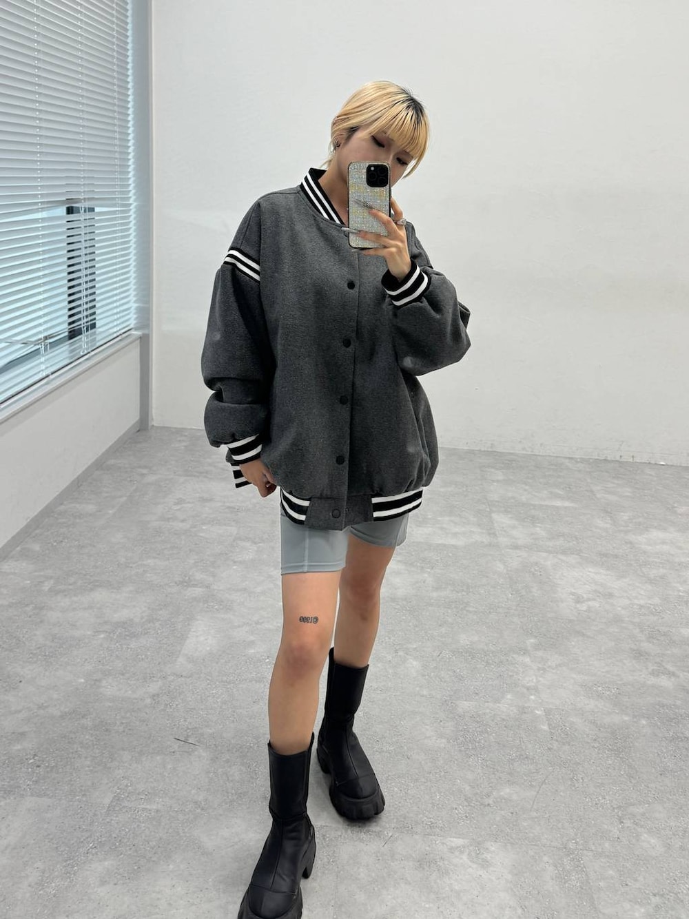 「低身長、JEANASIS」｜「JEANASISの【Les Fleurs】ロゴゴムハーフレギンス/127711（レギンス/スパッツ、グレー系）」を使った、ミサ(JEANASiS)さん（レディース・155cm）の秋コーディネートの1枚目の写真