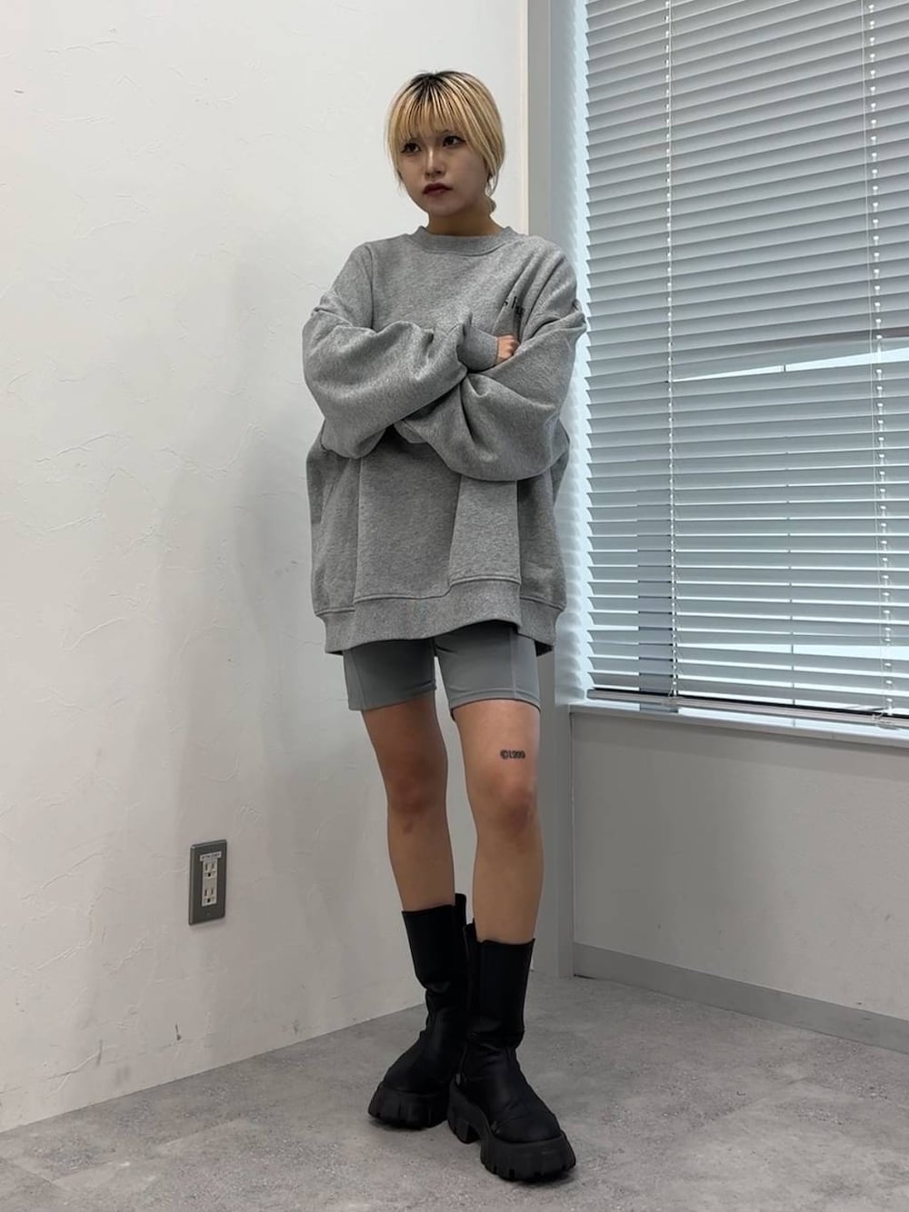 「低身長、JEANASIS」｜「JEANASISの【Les Fleurs】ロゴゴムハーフレギンス/127711（レギンス/スパッツ、グレー系）」を使った、ミサ(JEANASiS)さん（レディース・155cm）の秋コーディネートの1枚目の写真