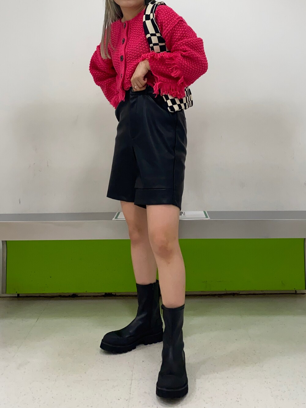 「秋コーデ、JEANASiS、ジーナシス、ショートブーツ、ショートカーディガン、チェッカーフラッグ、ニット、ブーツ、ピンク」｜「JEANASISのストレッチビガーブーツ/891824（ブーツ、ブラック系）」を使った、ミサ(JEANASiS)さん（レディース・155cm）の秋コーディネートの1枚目の写真
